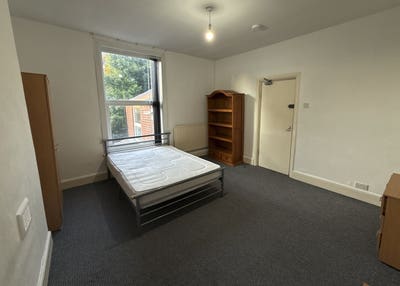 Spacious Double Room | Bills Included | B16 Main Photo
