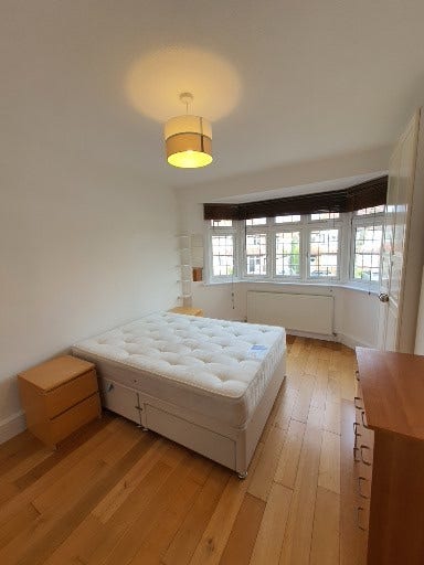 Large double room in a house with garden  Main Photo