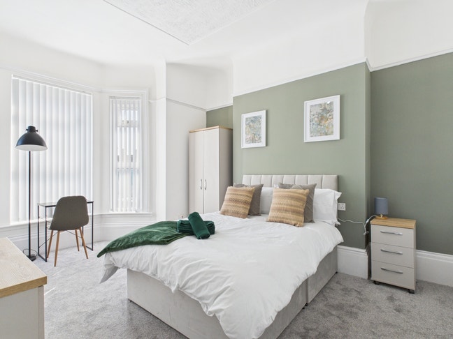 FREE 15/12 - Double en suite room  Main Photo