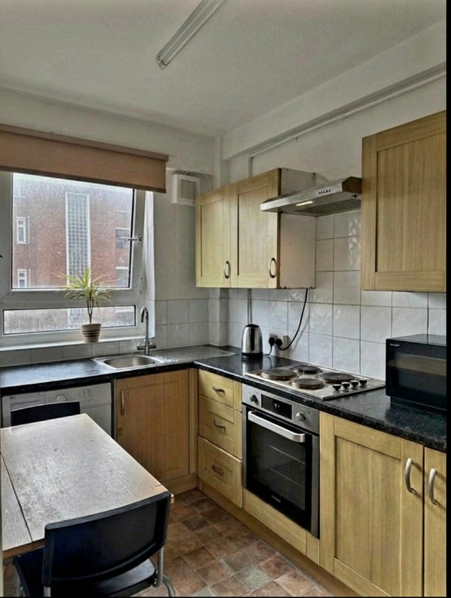 Sunny & Warm Double Room w/ Huge Window Main Photo