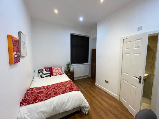 Spacious Ensuite Available.- All Bills Inc Main Photo