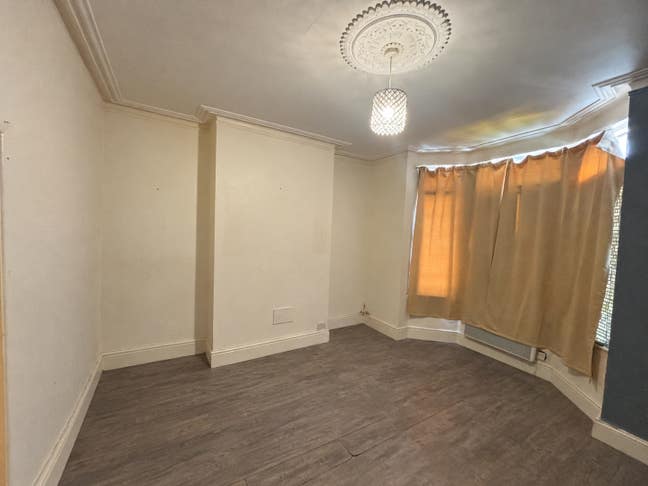 Spacious Studio Flat - Garden Access Main Photo