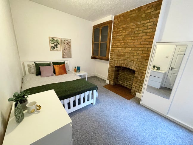 Bright and Comfy Room Available - All Bills Inc Main Photo
