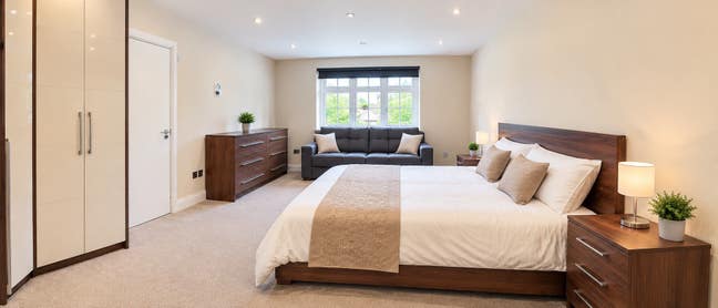 Modern Spacious Work & Stay Suite – Edgware, HA8  Main Photo