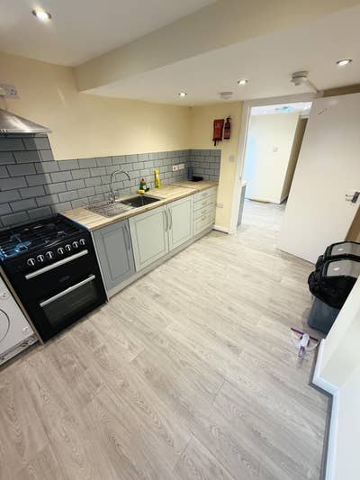 Bright 3 Double Rooms Ready To Move In Main Photo