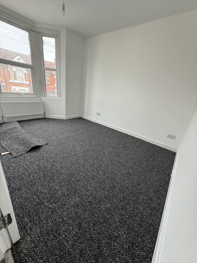 Double room to let SevenKings 3Min walk to station Main Photo