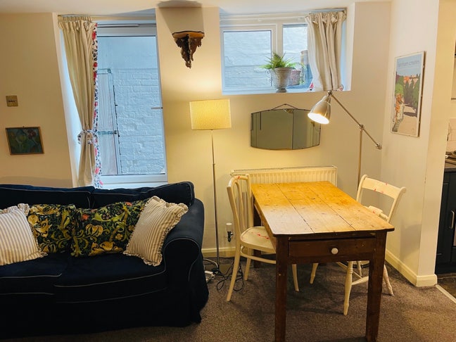 Basement studio by farnham station Main Photo