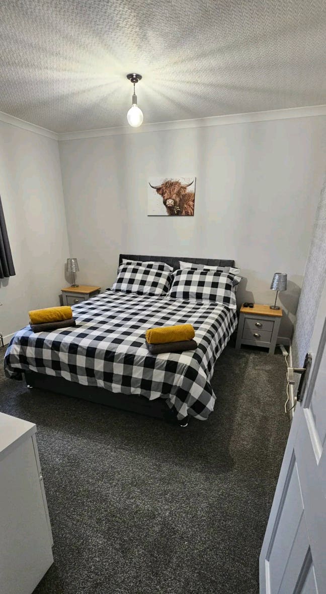 King size room with adjacent bathroom  Main Photo