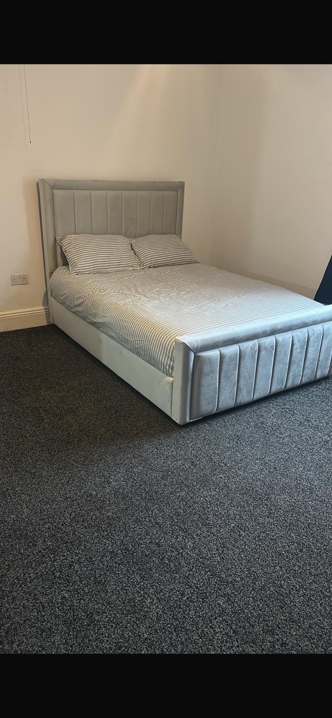 Extra Large Double Room in BD8 Great Location Main Photo