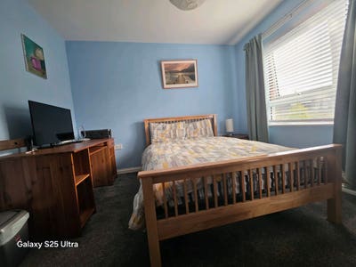 Spacious double room in flat Main Photo