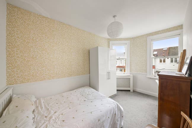 Room available from Mid December - Ealing - &pound;850 a Main Photo