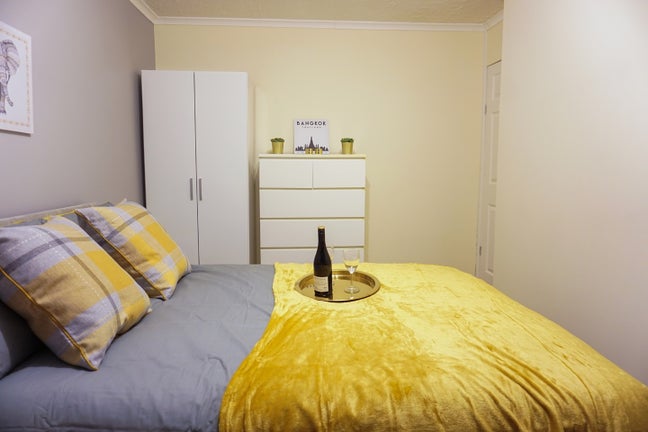 Large Double with Adjacent Office Room Main Photo