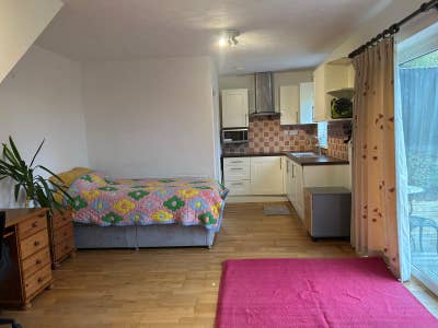 Studio  Garden Flat in Detached House, Luton Main Photo