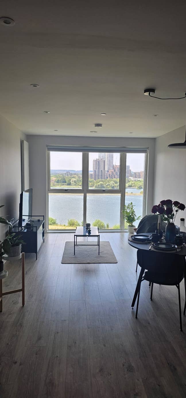 Buddy up for a modern 2 bed2 bath near Walthamstow Main Photo