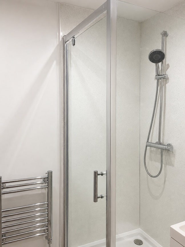 Modern En-suite rooms available immediately. Main Photo