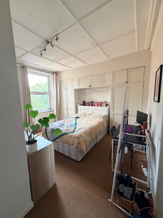 Large Double Room in Friendly All-Girls Flat 🌸 Main Photo
