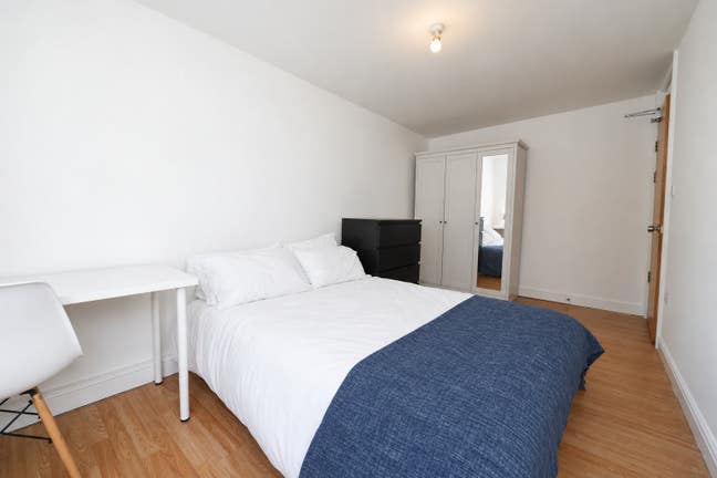 Bright Double Room with Desk - Whitechapel Main Photo