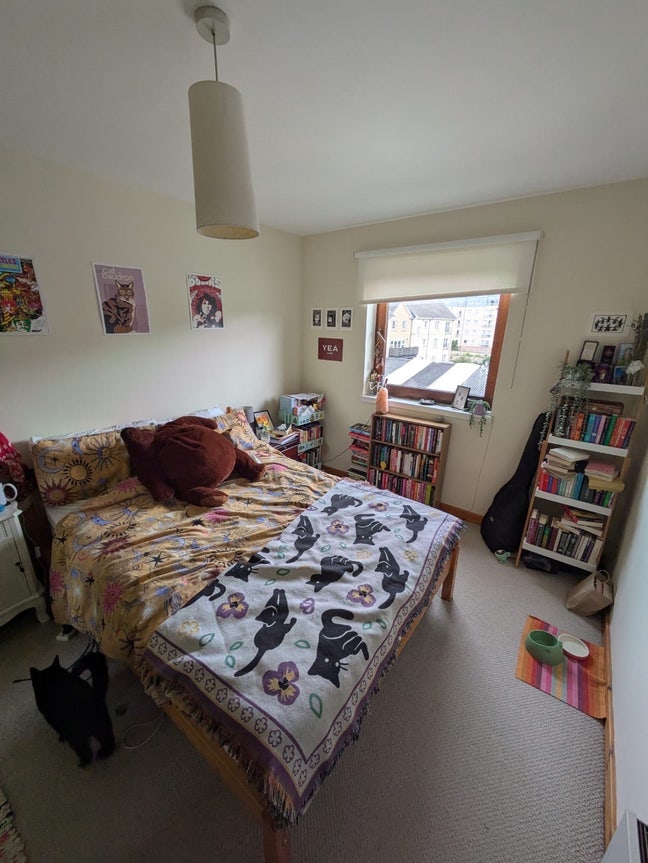 Double room in friendly 2 bed flat Main Photo