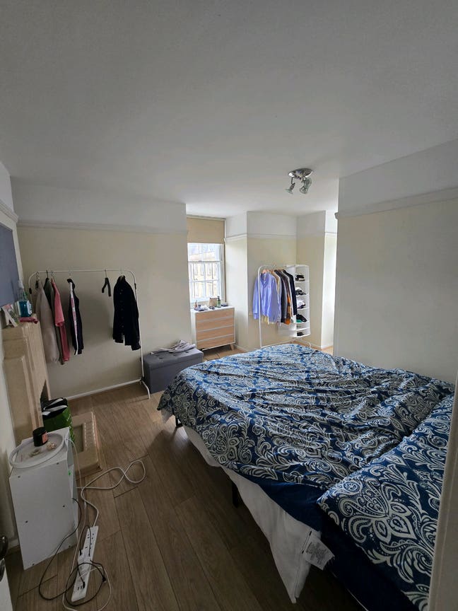 Ensuite room in a spacious city centre 2-bed flat Main Photo