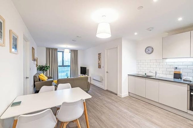 Stylish Furnished 1 Bedroom Flat with Parking Main Photo