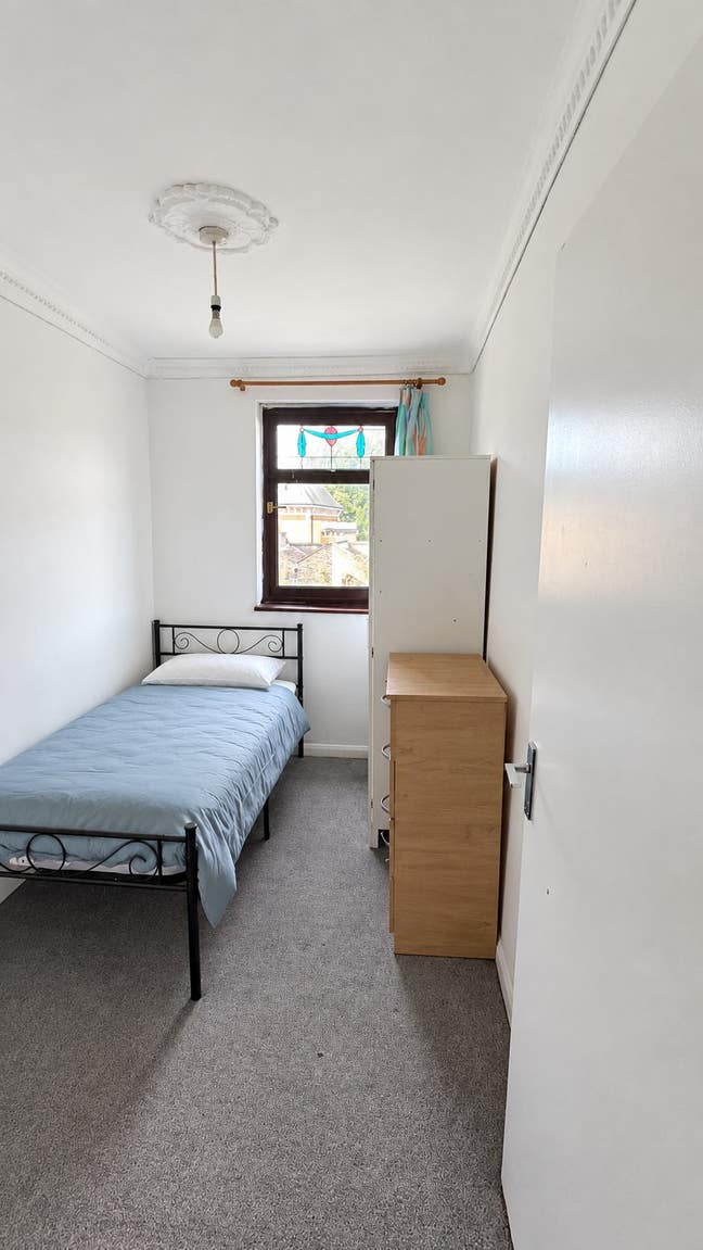 Cozy Room in Zone 2  Main Photo