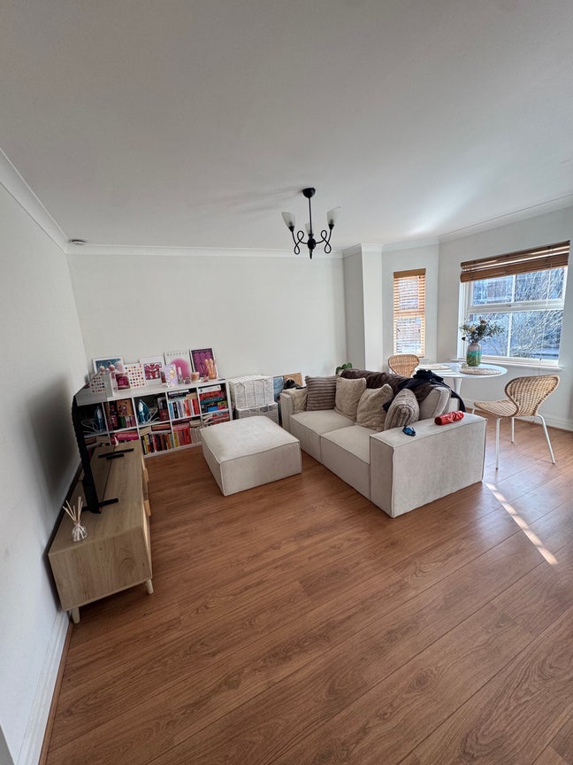 Large En-Suite Room Available – Friendly Flatmate  Main Photo