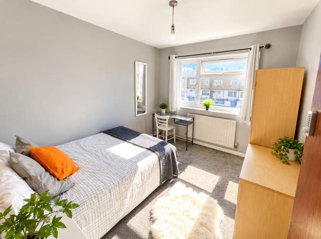 🏡 Lovely Room Available Now | E14 | &pound;750 PCM Main Photo