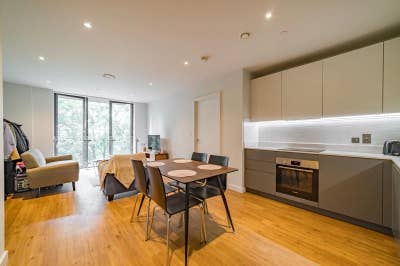 Large double room, private bathroom, 10m from NQ Main Photo