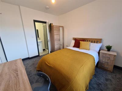 LARGE Luxury En Suite - All Bills Included! Main Photo