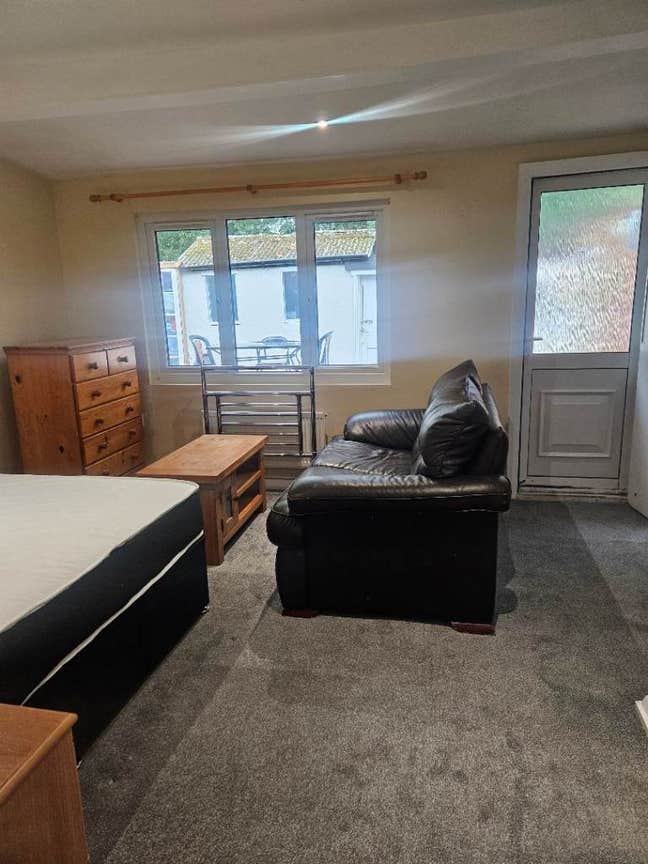 Furnished Studio with Shared Kitchen in BR1 5Qh Main Photo
