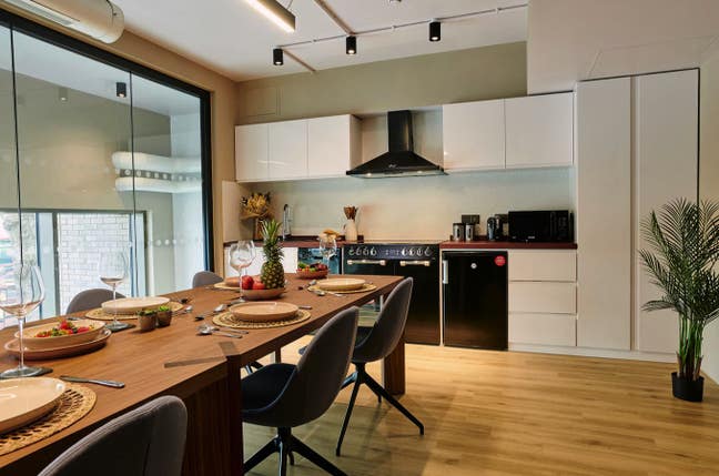 3 Bed 2 Bath, On-site Gyms, 1 Min from tube<3 Main Photo