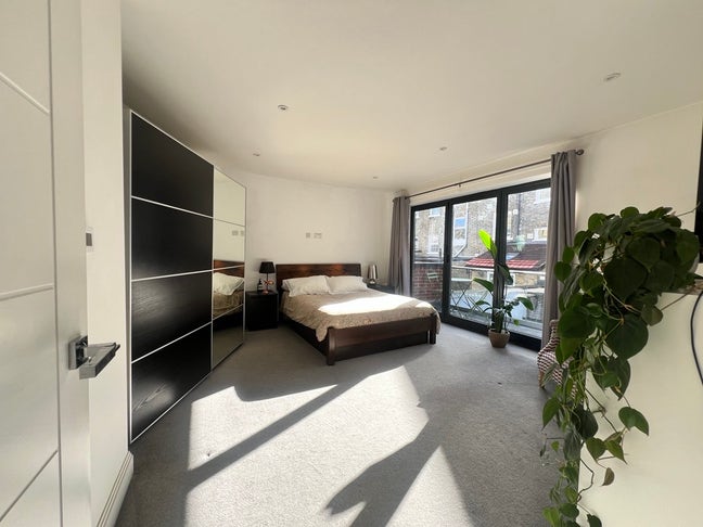 Big double ensuite with private balcony Main Photo