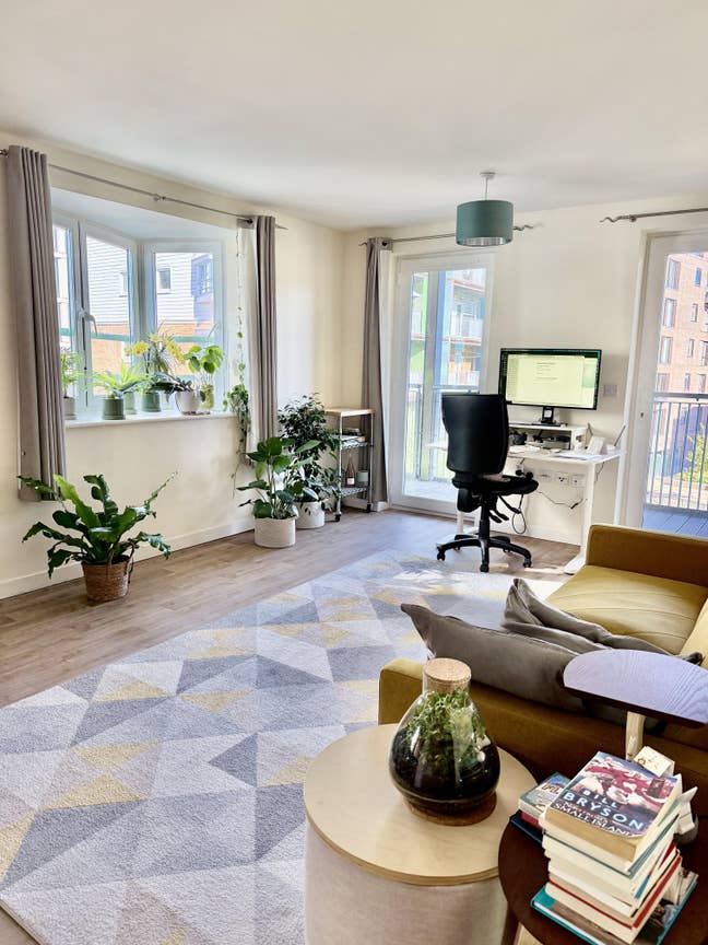 Room in a 2-bed, 2-bathroom flat. Train Station Main Photo
