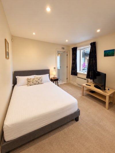 Bright and furnished En-Suite double room Main Photo
