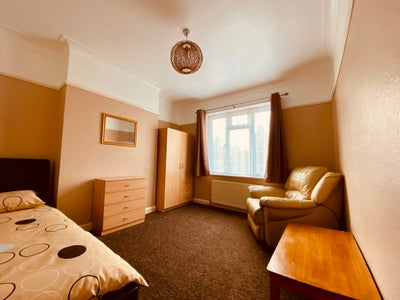 Lovely large room  Main Photo