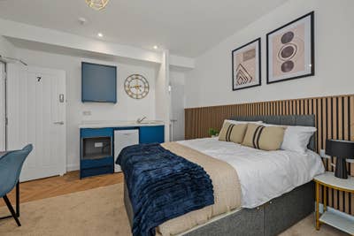 Fabulous Double En-Suite Near Queensgate Main Photo