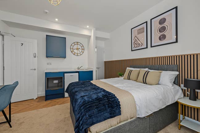 Fabulous Double En-Suite Near Queensgate Main Photo