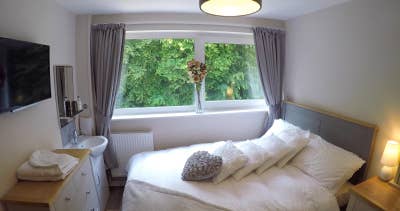 Two rooms available in quiet house share Main Photo