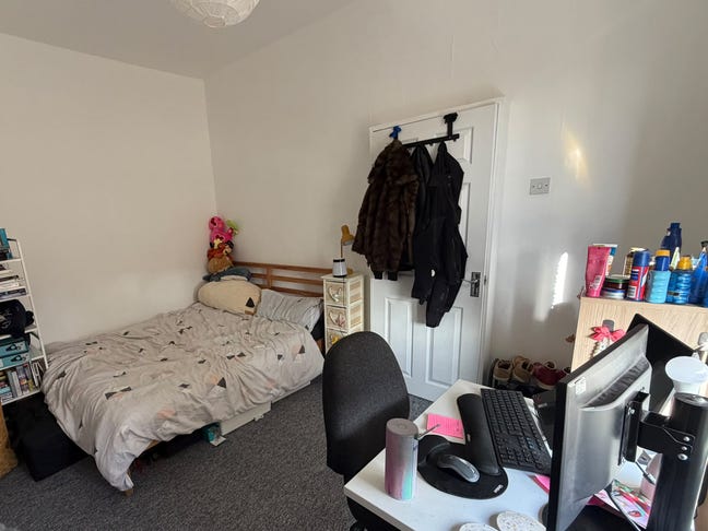 1 Bedroom available in shared 2-bedroom flat in Le Main Photo