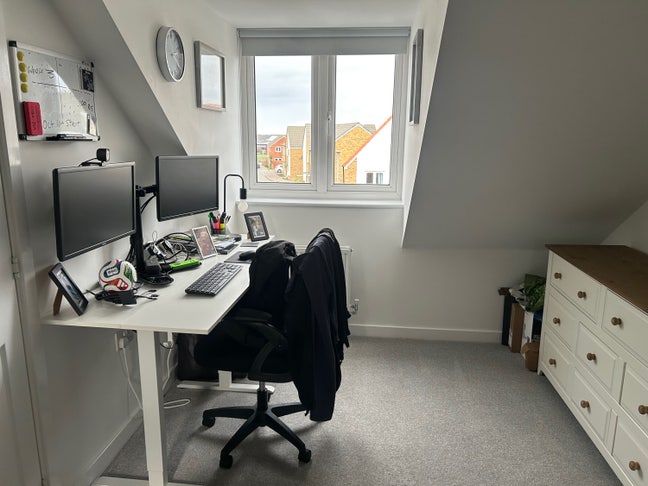 Large 3rd floor bedroom with office and en-suite Main Photo