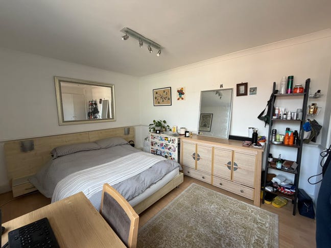 Large Double Room in Oval (Jan) - Heating Included Main Photo