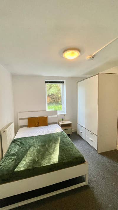 Bright spacious dbl rooms with parking Main Photo