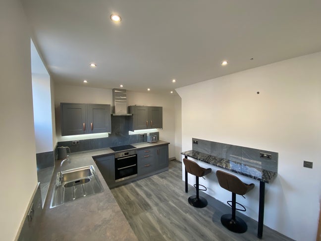 Double en-suite room in  newly renovated property  Main Photo