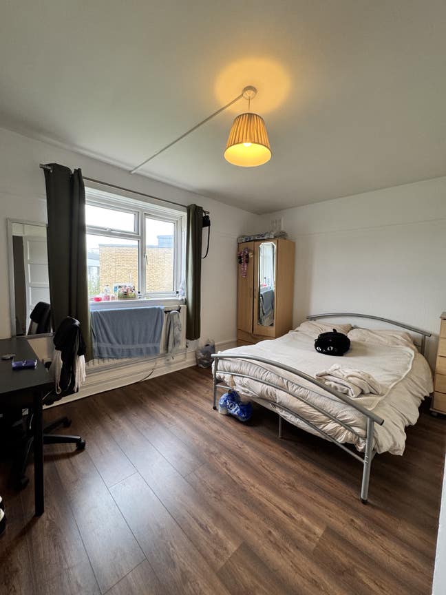 Spacey double room in friendly flat,Shepherds Bush Main Photo