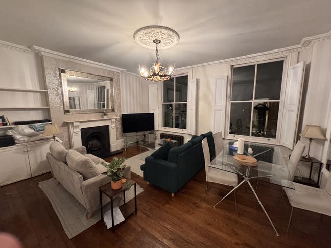 Large sunny room in a lovely house Main Photo