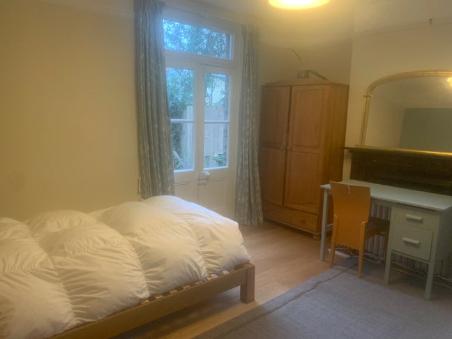 Large room to rent in Newnham Main Photo