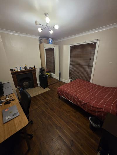 Double Room – 56 Egham Hill Minutes to RHUL Campus Main Photo