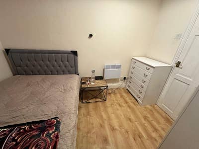 🏡 **Shared Room Available for a Girl – Chadwell H Main Photo