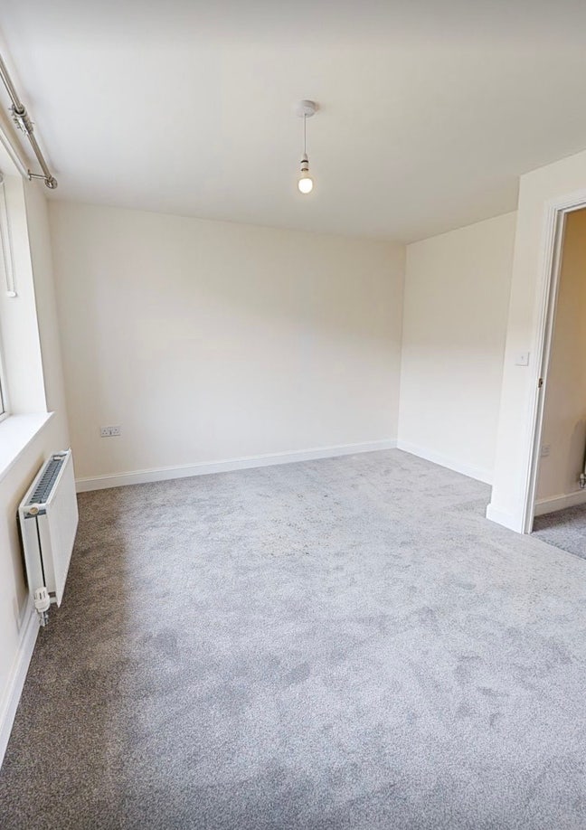 Large Double Room Available in a 3-Bed House Main Photo