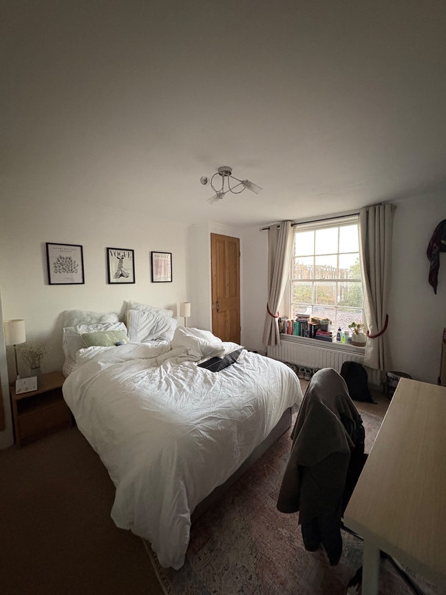 Charming double bedroom in Holland Park Main Photo